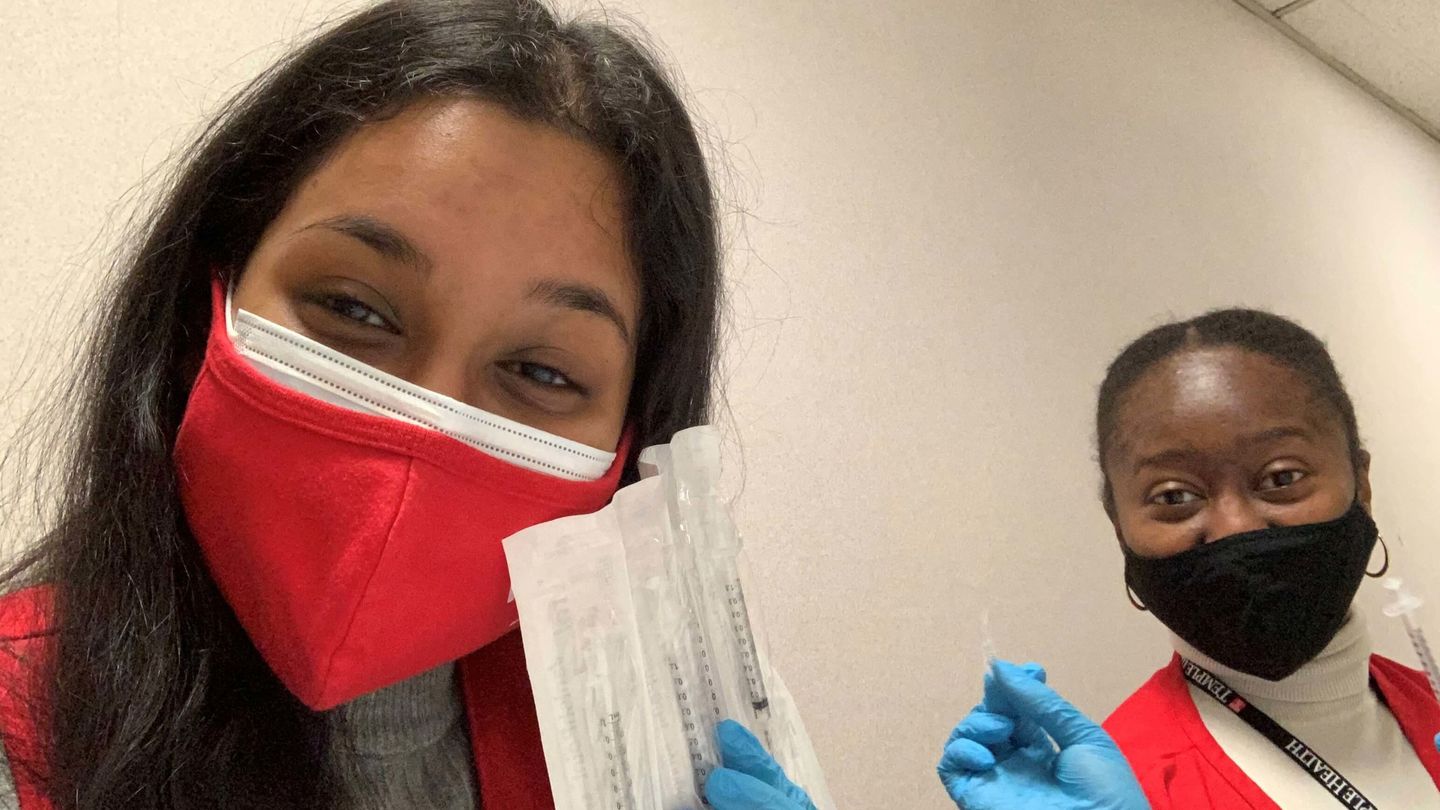 A photo of Moraine Kisenda and Isha Dev labelling COVID-19 vaccine syringes, which was posted to Instagram.
Moraine Kisenda and Isha Dev with COVID vaccine syringes.