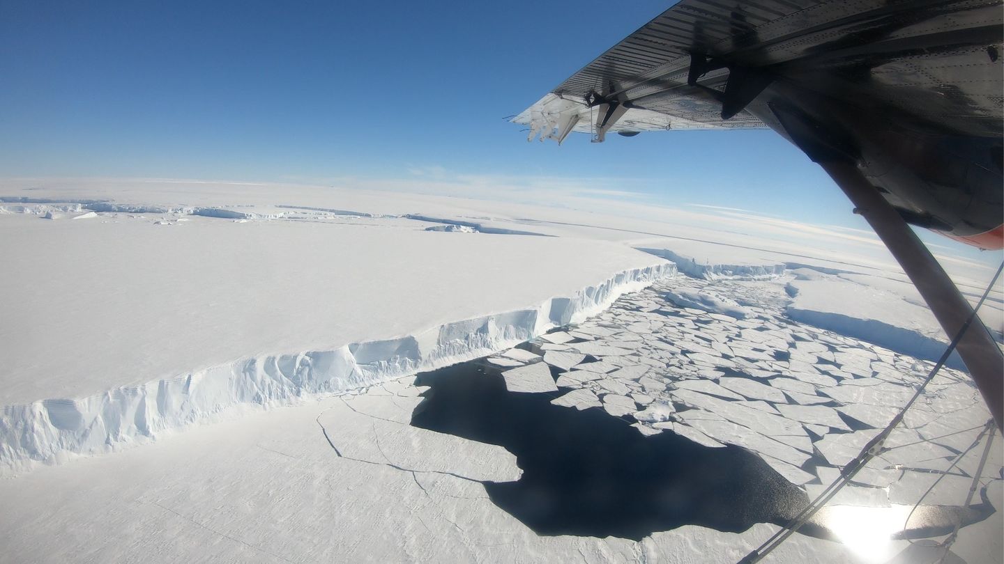 Image of the Thwaites Glacier as seen by air, with part of the aircraft's wing.