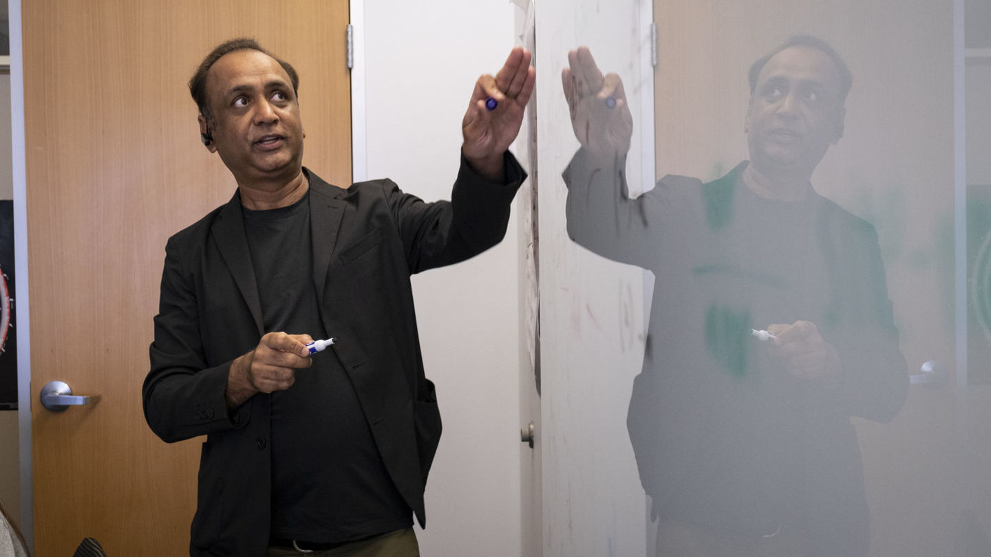 Sudhir Kumar, Carnell Professor of Biology, is also director of Temple’s Institute for Genomics and Evolutionary Medicine.
Professor Sudhir Kumar at the white board teaching a small seminar class